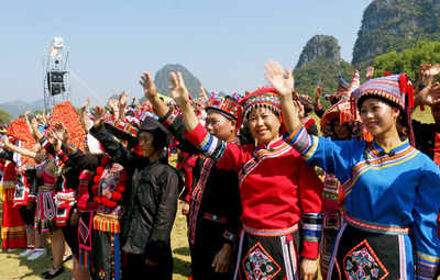 讀圖廣西|美!南寧市民穿漢服體驗(yàn)&ldquo;漢式婚禮&rdquo;
