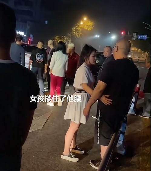 廣西女子撞車后使出 美人計(jì) ,央求司機(jī)私了, 上來就摟腰